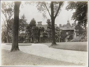 [Front of Washington Irving's home.]