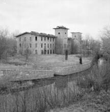 [Unidentified building.]