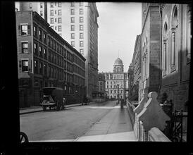 Street scene with Grand Central Terminal in background.