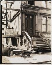 [Detail of the easterly corner of the north wall to 14 East 68th Street.]