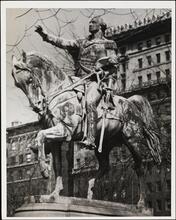 [George Washington Statue in Union Square.]