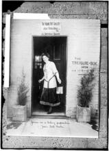 Village Art Gallery, 6 1/2 Sheridan Square, Jessie Tarbox Beals in doorway