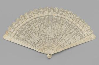 Brisé fan of pierced and carved ivory
