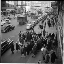 Burl Ives [Burl Ives performing in the street.]