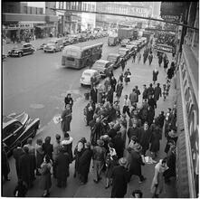 Burl Ives [Burl Ives performing in the street.]
