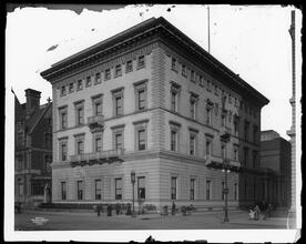 5th Avenue and 60th Street. Metropolitan Club.