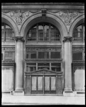 East 36th Street. Russek Store, 5th Avenue, 36th Street entrance.