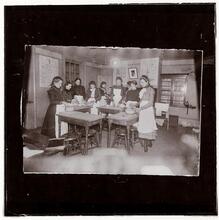 Cooking school class in College Settlement. The "boss temperance sermon".