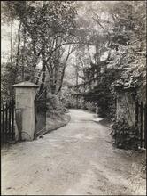 ["Sunnyside Lane" entrance -- gate to home of Washington Irving.]