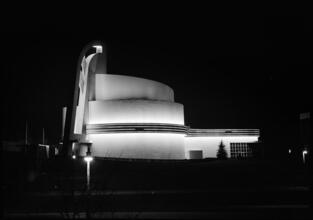 [Night view of the Electrical Products building, New York World's Fair.]