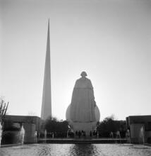[George Washington statue, Trylon and Perisphere at the New York World's Fair.]