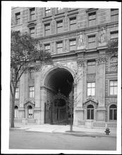 2211 Broadway. Apthorp Apartments, entrance.