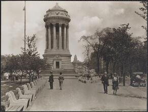 [Soldiers' and Sailors' Monument in Riverside Park, with pedestrians.]