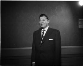 [Jack Carson in "Of Thee I Sing".]