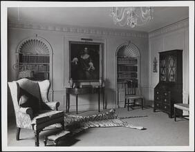 [Living room of 800 Park Avenue.]