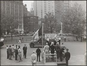 [Recruiting for the Auxiliary Fire Corps during a parade.]