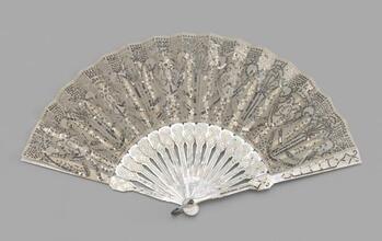 Folding fan of white silk and net leaf