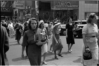 [People crossing the street at Union Square.]