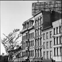 [Buildings on the north side of Broadway between Bedford Avenue and Berry Street.]