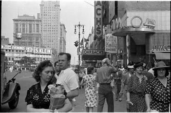 [People crossing the street at Union Square.]