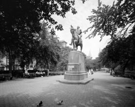 [George Washington bronze equestrian statue in Union Square.]