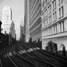 [El train tracks.]