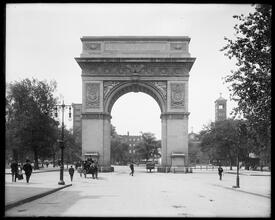 Washington Square Park. Washington Arch.