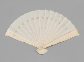 Brisé fan of plain ivory blades