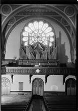 Temple Rodeph Shalom. Organ left and rose window.