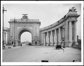Manhattan Bridge Plaza, New York side. [Mayor's Committee to Welcome British & French War Commissions.]