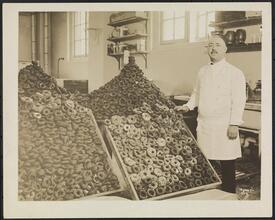 Hotel Commodore, Lex. and 42nd St., Chef Leoni and wartime doughnuts for Salvation Army.
