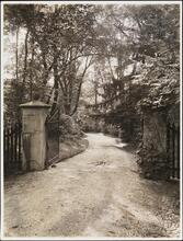["Sunnyside Lane" entrance -- gate to home of Washington Irving.]