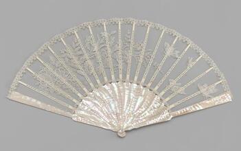 Folding fan of cream lace leaf