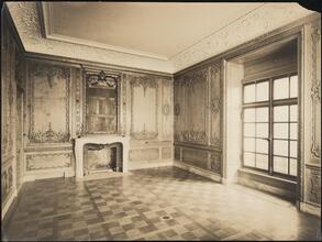 [Empty room.]