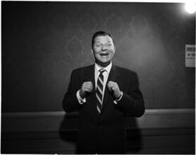 [Jack Carson in "Of Thee I Sing".]