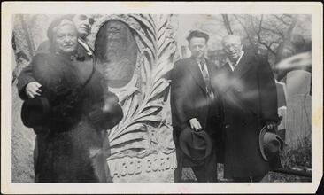 [Aliza Greenblatt, Anatole Vinogradoff, Itzik Manger and Shalom Perlmutter at Jacob Gordin's monument.]