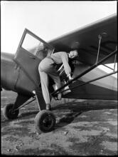 Fashion Models: Lisa Fonssagrives [Lisa Fonssagrives getting into an airplane.]