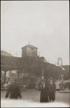 [Elevated train on East 23rd Street.]