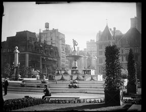 [Grand Army Plaza fountain.]
