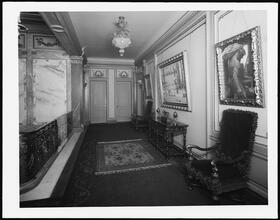 993 5th Avenue. H. Reisinger residence, hall.