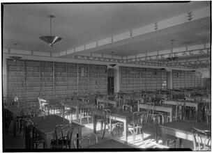 Brooklyn Law School. Library toward books.