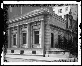 71st Street at the S.E. corner of 5th Avenue. Frick Art Gallery.